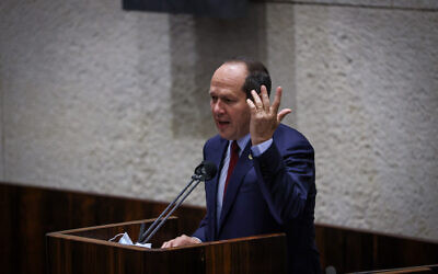 Likud MK Nir Barkat speaks to the Knesset plenum on December 27, 2021. (Noam Moskowitz/Knesset)