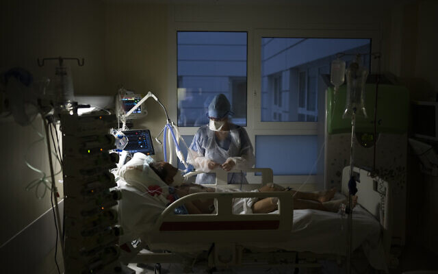 A nurse watches over a COVID-19 patient on a ventilator in the an intensive care unit at the la Timone hospital in Marseille, southern France, December 31, 2021. (AP Photo/Daniel Cole) A nurse watches over a COVID-19 patient on a ventilator in the an intensive care unit at the la Timone hospital in Marseille, southern France, December 31, 2021. (AP Photo/Daniel Cole)