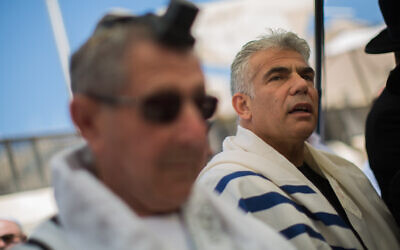 Yair Lapid prays at the Western Wall, on July 13, 2015. (Yonatan Sindel/Flash90)