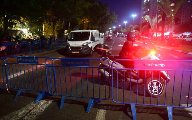 Illustrative: Police in Tel Aviv, on May 1, 2021. (Avshalom Sassoni/Flash90)