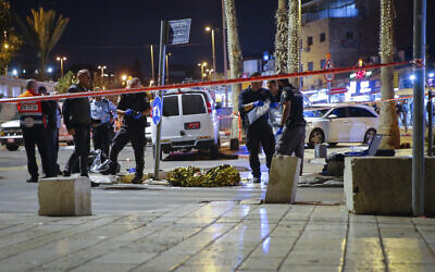 Israeli security forces at the scene of stabbing attack outside the Damascus Gate in Jerusalem, on December 4, 2021. (Jamal Awad/Flash90)