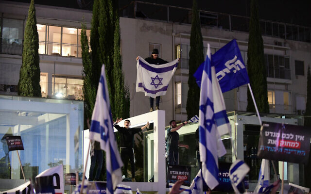 Right-wing activists and Likud supporters protest against the Israeli government in Tel Aviv, December 7, 2021. (Tomer Neuberg/Flash90)