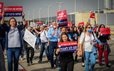 Workers from the tourism sector, calling for financial support from the Israeli government, protest outside Ben Gurion International Airport, on December 13, 2021. (Avshalom Sassoni/Flash90) Workers from the tourism sector, calling for financial support from the Israeli government, protest outside Ben Gurion International Airport, on December 13, 2021. (Avshalom Sassoni/Flash90)