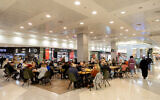 People at the Hadar Mall in Jerusalem on December 16, 2021 (Yonatan Sindel/Flash90)