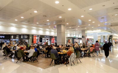 People at the Hadar Mall in Jerusalem on December 16, 2021 (Yonatan Sindel/Flash90)