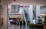 People at a shopping mall in Jerusalem on December 16, 2021 (Yonatan Sindel/Flash90)