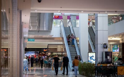 People at a shopping mall in Jerusalem on December 16, 2021 (Yonatan Sindel/Flash90)
