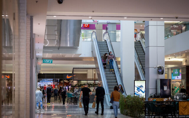 People at a shopping mall in Jerusalem on December 16, 2021 (Yonatan Sindel/Flash90) People at a shopping mall in Jerusalem on December 16, 2021 (Yonatan Sindel/Flash90)