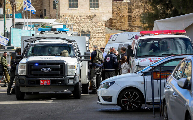 Israeli security forces at the scene of a stabbing attack, in the West Bank city of Hebron on December 18, 2021 (Wisam Hashlamoun/Flash90) Israeli security forces at the scene of a stabbing attack, in the West Bank city of Hebron on December 18, 2021 (Wisam Hashlamoun/Flash90)