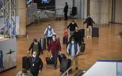 Arriving travelers at Ben Gurion Airport on December 19, 2021. (Flash90)