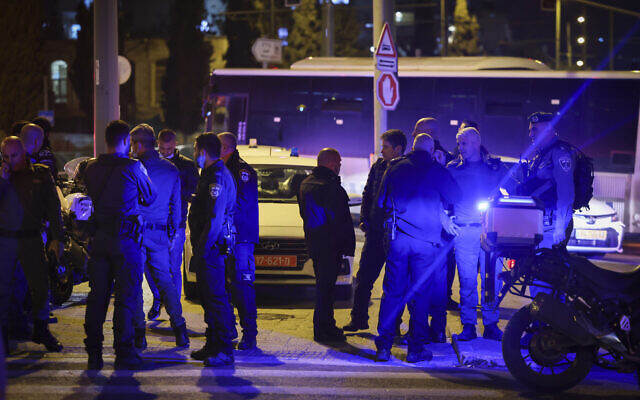 Israeli security forces at the scene of an attempted stabbing attack near Jerusalem's Old City on December 19, 2021. (Yonatan Sindel/Flash90) Israeli security forces at the scene of an attempted stabbing attack near Jerusalem's Old City on December 19, 2021. (Yonatan Sindel/Flash90)