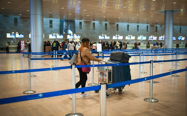 Travelers seen at Ben-Gurion International Airport on December 21, 2021. (Flash90) Travelers seen at Ben-Gurion International Airport on December 21, 2021. (Flash90)