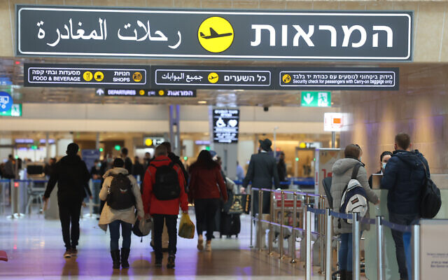 Travelers at Ben Gurion International Airport, December 22, 2021. (Flash90) Travelers at Ben Gurion International Airport, December 22, 2021. (Flash90)