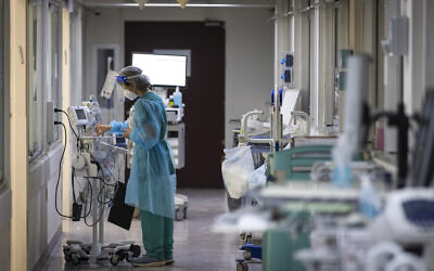 Hadassah Ein Kerem Hospital team members in the coronavirus ward in Jerusalem on December 27, 2021. (Olivier Fitoussi/Flash90)