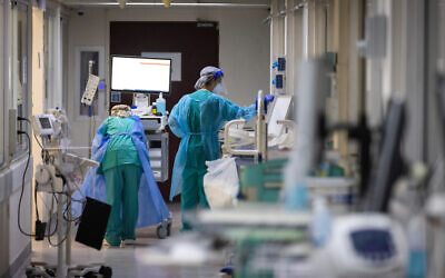 Medical staff at the Hadassah Ein Kerem Hospital wear safety gear as they work in the hospital's newly reopened COVID ward in Jerusalem on December 27, 2021. (Olivier Fitoussi/Flash90)