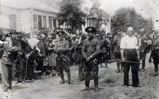 Romanian gendarmes and local collaborators deport Jews from Bricevas in 1941, with rabbi Dov Beri Yechiel at the head (public domain)