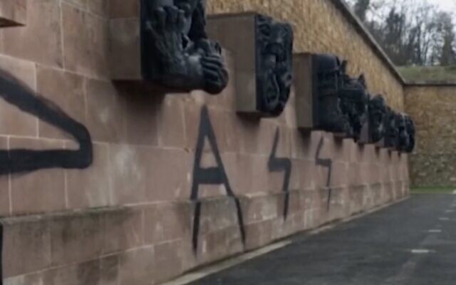 Graffiti against France's COVID-19 passes is seen on the Mont Valerien WWII memorial in Suresnes, near Paris, December 13, 2021. (Screen capture: Twitter) Graffiti against France's COVID-19 passes is seen on the Mont Valerien WWII memorial in Suresnes, near Paris, December 13, 2021. (Screen capture: Twitter)