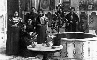 A Jewish family in Damascus in 1910. (Public domain)
