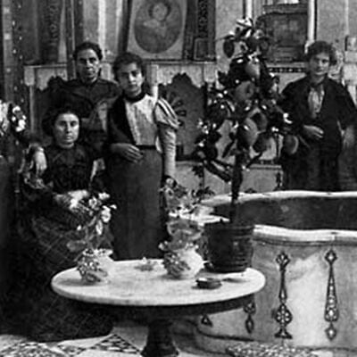 A Jewish family in Damascus in 1910. (Public domain)