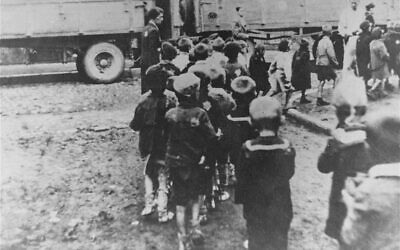 Jewish children deported from Lodz ghetto to Chelmno death camp in Nazi-occupied Poland. (Public domain)