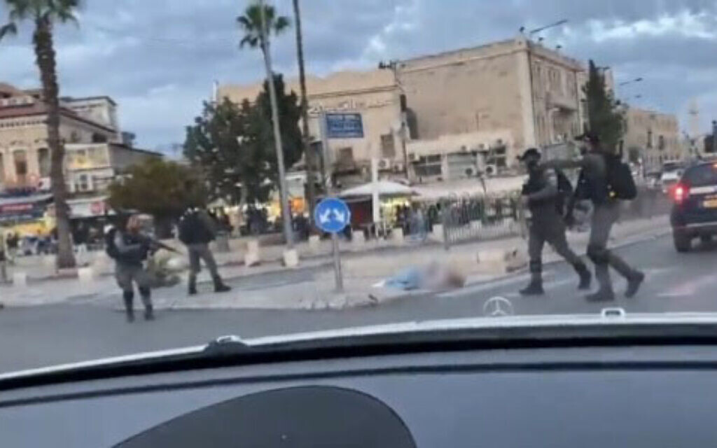 Border Police at the scene of a stabbing in Jerusalem, on December 4, 2021. (Video screenshot) Border Police at the scene of a stabbing in Jerusalem, on December 4, 2021. (Video screenshot)