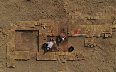 Members of a French-Iraqi archaeological expedition work on a dig at the site of the Sumerian city-state of Larsa, in the Qatiaah area of Iraq's southern province of Dhi Qar near the city of Nasiriyah, on November 23, 2021. (Asaad Niazi/AFP)