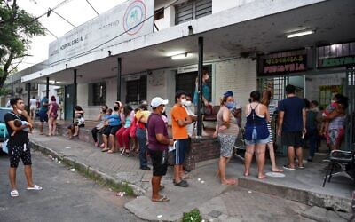 People wait to be tested for COVID-19 at a public hospital in Asuncion, Paraguay, January 4, 2022. (Norberto DUARTE / AFP)