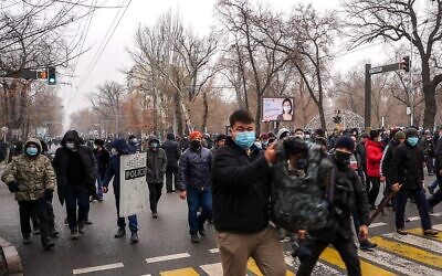 Protesters march during a demonstration after a hike in energy prices in Almaty on January 5, 2022. (Abduaziz MADYAROV / AFP)