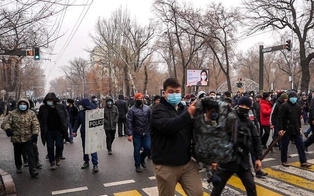 Protesters march during a demonstration after a hike in energy prices in Almaty on January 5, 2022. (Abduaziz MADYAROV / AFP) Protesters march during a demonstration after a hike in energy prices in Almaty on January 5, 2022. (Abduaziz MADYAROV / AFP)