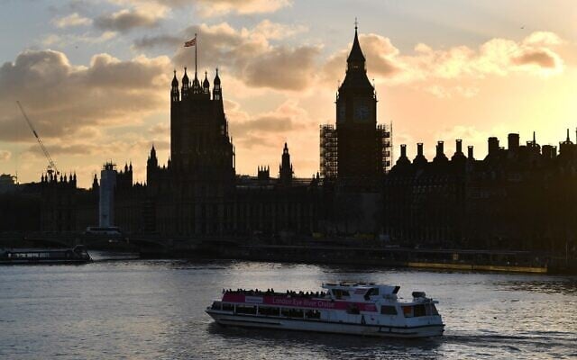 A Thames river cruise boat passes as the sun sets behind the Palace of Westminster in London, on January 5, 2022. (Justin Tallis/AFP) A Thames river cruise boat passes as the sun sets behind the Palace of Westminster in London, on January 5, 2022. (Justin Tallis/AFP)