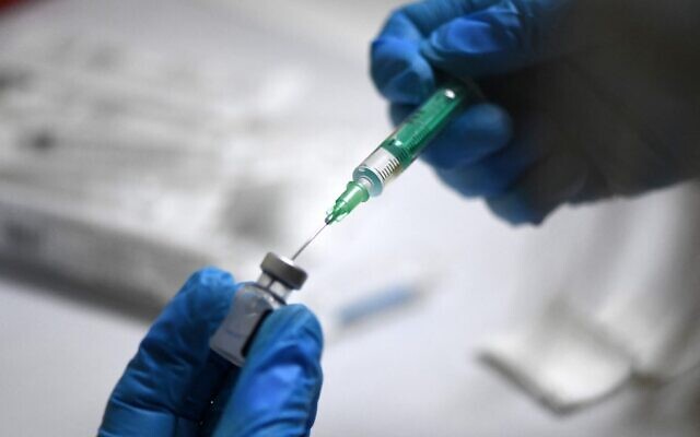 A medical assistant prepares a syringe with the Pfizer-BioNTech vaccine for children at a vaccination center set up at a car dealership in Iserlohn, western Germany, on January 5, 2022. (Ina Fassbender/AFP) A medical assistant prepares a syringe with the Pfizer-BioNTech vaccine for children at a vaccination center set up at a car dealership in Iserlohn, western Germany, on January 5, 2022. (Ina Fassbender/AFP)