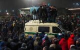 Protesters take part in a rally over a hike in energy prices in Almaty, Kazakhstan on January 5, 2022 (Abduaziz MADYAROV / AFP)