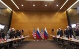 US Deputy Secretary of State Wendy Sherman (L) and Russian deputy Foreign Minister Sergei Ryabkov (R) attend security talks on soaring tensions over Ukraine, at the US permanent Mission, in Geneva, on January 10, 2022 (DENIS BALIBOUSE / POOL / AFP)