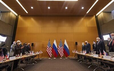 US Deputy Secretary of State Wendy Sherman (L) and Russian deputy Foreign Minister Sergei Ryabkov (R) attend security talks on soaring tensions over Ukraine, at the US permanent Mission, in Geneva, on January 10, 2022 (DENIS BALIBOUSE / POOL / AFP)