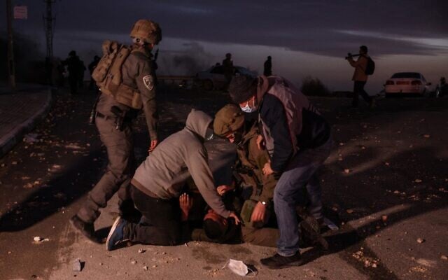 Bedouin protesters and Israeli forces clash during a protest in the southern Israeli village of Sawe al-Atrash in the Negev Desert against a forestation project by the Jewish National Fund (JNF), on January 13, 2022. (Menahem KAHANA / AFP) Bedouin protesters and Israeli forces clash during a protest in the southern Israeli village of Sawe al-Atrash in the Negev Desert against a forestation project by the Jewish National Fund (JNF), on January 13, 2022. (Menahem KAHANA / AFP)