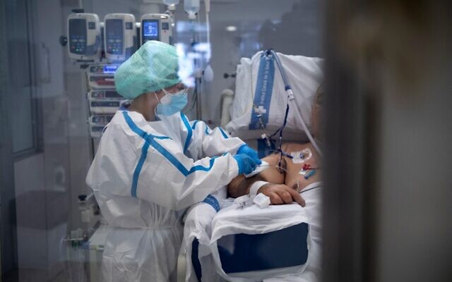 A healthcare worker tends to a Covid-19 patient, at the Intensive Care Unit (ICU) of the Bellvitge University Hospital in Barcelona on January 19, 2022 (Josep LAGO / AFP) A healthcare worker tends to a Covid-19 patient, at the Intensive Care Unit (ICU) of the Bellvitge University Hospital in Barcelona on January 19, 2022 (Josep LAGO / AFP)