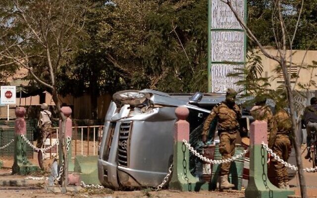 Burkina Faso soldiers stand by a damaged vehicle in front of the Guillaume Ouedraogo military camp in Ouagadougou on January 24, 2022. (OLYMPIA DE MAISMONT / AFP) Burkina Faso soldiers stand by a damaged vehicle in front of the Guillaume Ouedraogo military camp in Ouagadougou on January 24, 2022. (OLYMPIA DE MAISMONT / AFP)