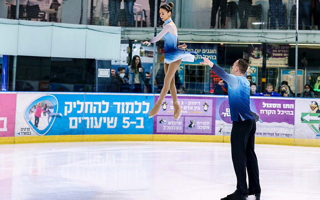 Evgeni Krasnopolski and Hailey Kops at Israel’s national championships, December 1, 2021. (Amit Shisel/Israel Olympic Committee)