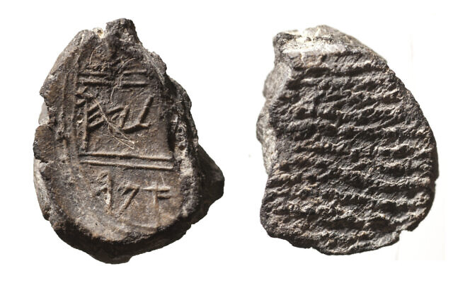 The clay stamp of Hisilyahu son of Immer, who served as an officials managing the so-called Temple Treasuries. (Tzachi Dvira/Temple Mount Soil Sifting Project) The clay stamp of Hisilyahu son of Immer, who served as an officials managing the so-called Temple Treasuries. (Tzachi Dvira/Temple Mount Soil Sifting Project)
