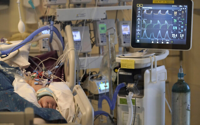 An unidentified COVID-19 patient is attached to life-support systems in the COVID-19 Intensive Care Unit at Dartmouth-Hitchcock Medical Center, in Lebanon, NH, on January 3, 2022. (AP Photo/Steven Senne, File) An unidentified COVID-19 patient is attached to life-support systems in the COVID-19 Intensive Care Unit at Dartmouth-Hitchcock Medical Center, in Lebanon, NH, on January 3, 2022. (AP Photo/Steven Senne, File)