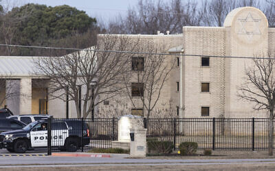 Police stand in front of the Congregation Beth Israel synagogue, Jan. 16, 2022, in Colleyville, Texas (AP Photo/Brandon Wade)