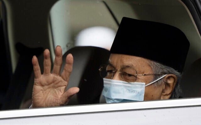 Malaysia's former prime minister Mahathir Mohamad, wearing a face mask, waves as he leaves the National Palace after meeting with the king in Kuala Lumpur, Malaysia, June 10, 2021. (AP Photo/Vincent Thian, File) Malaysia's former prime minister Mahathir Mohamad, wearing a face mask, waves as he leaves the National Palace after meeting with the king in Kuala Lumpur, Malaysia, June 10, 2021. (AP Photo/Vincent Thian, File)