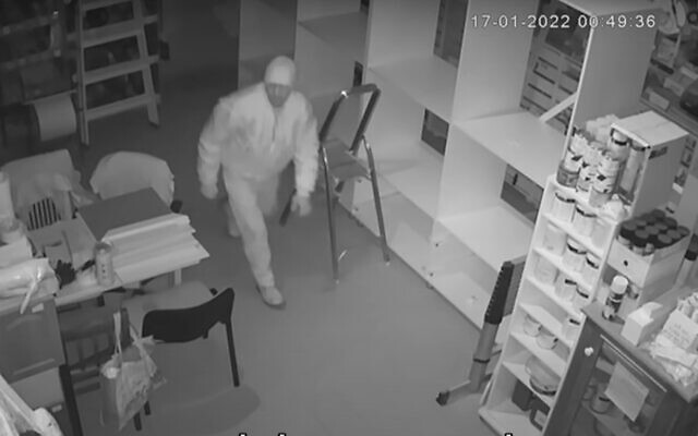 Screem capture from video of a burglar breaking into a carpentry workshop in Arad, January 2022. (YouTube) Screem capture from video of a burglar breaking into a carpentry workshop in Arad, January 2022. (YouTube)