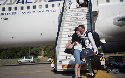 New immigrants from France arrive at Ben Gurion  on July 23, 2018. (Miriam Alster/Flash90)