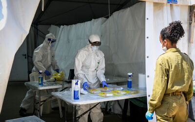 Israeli military technicians carry out a diagnostic test for coronavirus in a IDF lab in central Israel, on July 15, 2020. (Yossi Zeliger/Flash90)