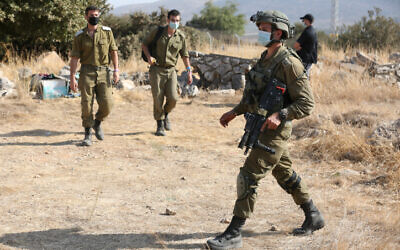 IDF soldiers wear masks on a base in northern Israel on October 27, 2020. (David Cohen/Flash90)