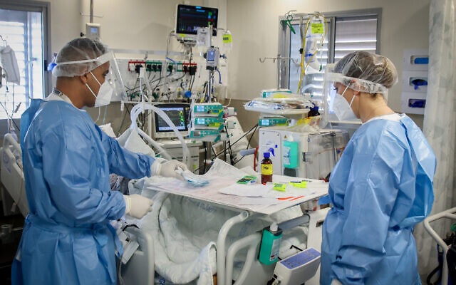 Medical workers operate in the coronavirus ward of Ziv Medical Center on September 22, 2021. (David Cohen/Flash90) Medical workers operate in the coronavirus ward of Ziv Medical Center on September 22, 2021. (David Cohen/Flash90)
