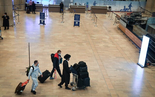 Travelers at the Ben Gurion International Airport, on December 21, 2021. (Flash90)