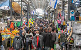 People shop at a market in the central town of Ramle, December 31, 2021. (Yossi Aloni/Flash90)