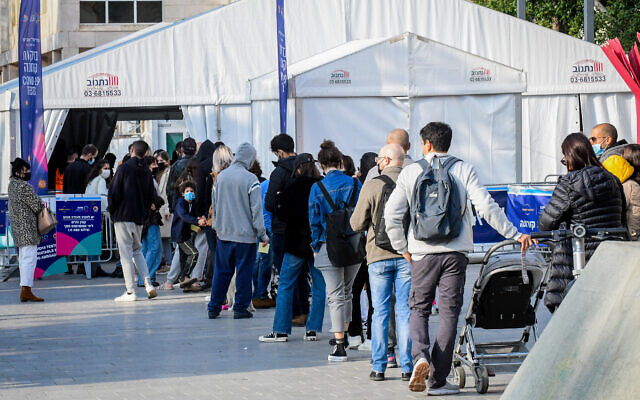 People stand in line to be tested for coronavirus in Tel Aviv, on January 2, 2022 (Avshalom Sassoni/Flash90) People stand in line to be tested for coronavirus in Tel Aviv, on January 2, 2022 (Avshalom Sassoni/Flash90)